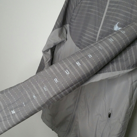 Nike Lightweight Essential Hooded Running Jacket - Picture 4 of 8
